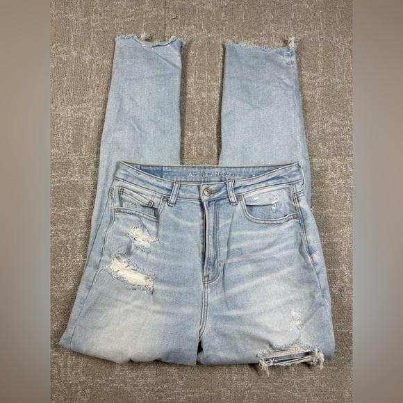 American Eagle Highest Rise Distressed Mom Jean Light Wash Size 10 Long Flawed - Picture 1 of 10